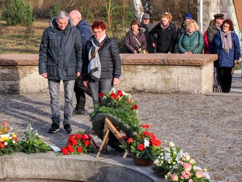 Teilnehmer der LAG Netzwerk Europäische Linke legen an der Gruft Blumen nieder