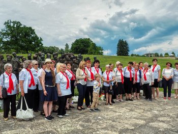 Vertreterinnen des tschechischen Klubs der linken Fareun gemeinsam mit den GenossInnen der LINKEN am Denkmal für die Kinder von Lidice