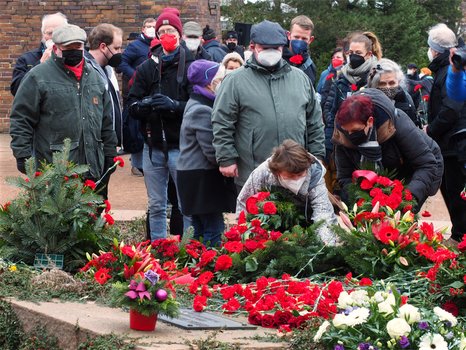 Genossinnen legen die Blumengestätte an der Gedenkstätte für unsere beiden Parteien nieder