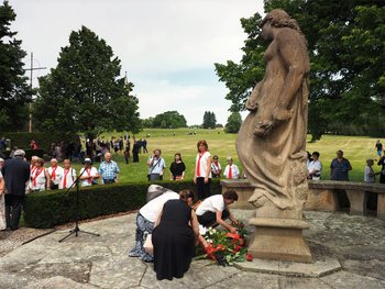 Frauen beim Niederlegen von Blumen am Denkmal der Lidicer Frau