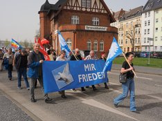 Demonstranten mit dem Banner: "Mír - Frieden"