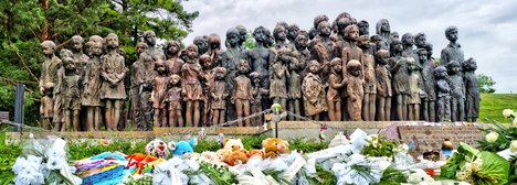 Skulpturengruppe der 82 ermordeten Kinder von Lidice mit vor ihnen abgelegten Blumen und Spielzeug