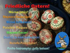ein Korb sorbischer Ostereier mit dem Text: "Friedliche Ostern!" in mehreren Sprachen