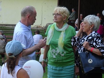 Ein Kandidat der KSČM mit Bürgern im Gespräch