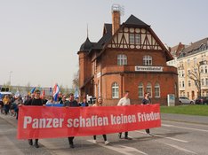Das Frontplakat der Demonstration: "Panzer schaffen keinen Frieden"