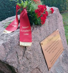 Gedenkstein in Ziegenhals mit einem Blumengebinde der LG Netzwerk EL