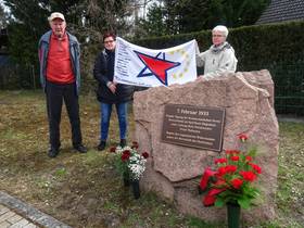 Mitglieder der LAG Netzwerk EL und des SFEL-R am Gedenkstein in Ziegenhals