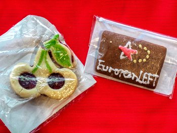 Gebäck: Rote Kirschen und „Rote“ Pfefferkuchen mit dem Logo der EL