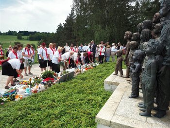 Die Linken Frauen beim Niederlegen der Blumen am Denkmal