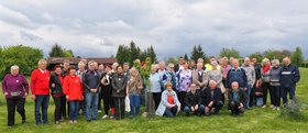 Gruppenfoto der Teilnehmer des Friedenscamps vor dem Kirschbaum des Ständigen forums der Europäischen Linken der Regionen
