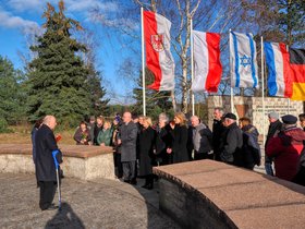Teilnehmer an der Gedenkstätte des KZ Nebenlagers Lieberose