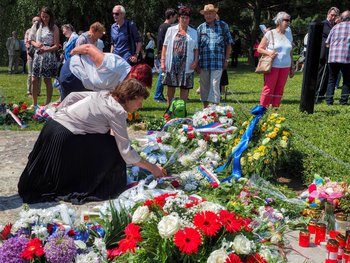 Mitglieder der LAG Netzwerk EL legen Blumen am Denkmal für die ermordeten Kinder nieder