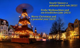 Der Cottbusser Altmarkt mit Weihnachtspyramide und -baum und dem Text:„Frohe Weihnachten und ein friedliches Jahr 2021!“ auf deutsch, tschechisch und englisch