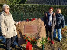 am Gedenkstein mit der neuen Gedenktafel