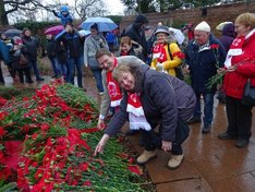 Předsedkyně OV KSČM v Benešově Marie Krejčová a europoslanec Jaromír Kohlíček položili k Památníku německých socialistů rudé květiny.