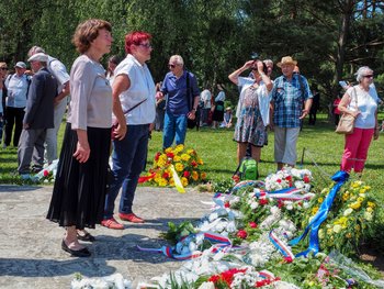 Mitglieder der LAG Netzwerk EL legen Blumen am Denkmal für die ermordeten Kinder nieder