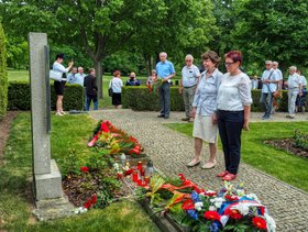 Genosinnen der LAG Netzwerk Europäische Linke am Gedenkstein in Lidice