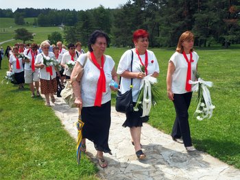 Die Linken Frauen in ihren weißen Blusen mit rotem Tuch auf dem Weg