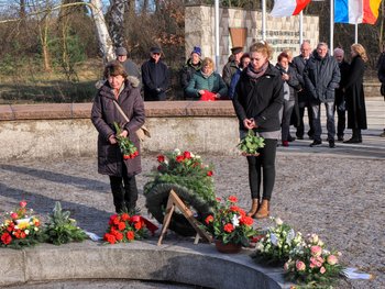 Mitglieder der LAG Netzwerk Europäische Linke legen an der Gruft Blumen nieder