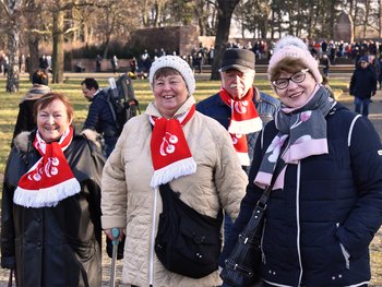 drei Tschechische Genossinnen mit rotem Schal und eingewebten Roten Kirschen