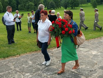 Landesvorsitzende der LINKEN. Brandenburg Katharina Slanina und Monika Schömmel mit Gebinde