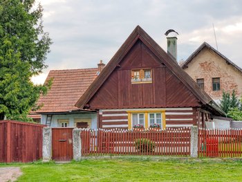 Vesec u Sobotky - Giebel eines traditionellen Holzhauses