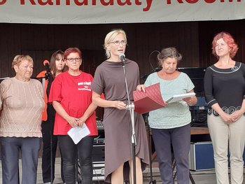 die Vorsitzende der KSČM Kateřina Konečná spricht vor den Teilnehmern in Sekeřice