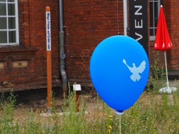 Blauer Luftballon it Friedenstaube und der Friedenspfahl
