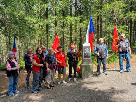 Gruppenfoto am Gedenkstein