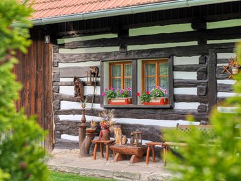 Vesec u Sobotky - Detailt eines Holzhauses mit Sitzecke