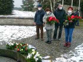 Die Delegation der LINKEN. Lausitz am Urnengrab Lieberose