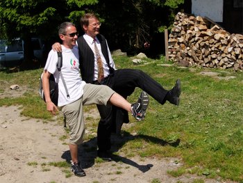 Jaromír Kohlíček marschiert mit einem Freund aus Spaß - Schnappschuß