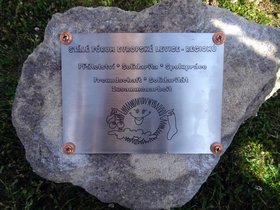 Tafel auf dem Gedenkstein: Freundschaft - Solidarität - Zusammenarbeit