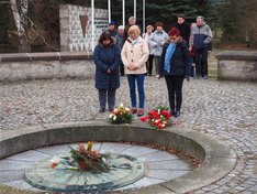 Gebinde wurden am Urnengrab in Lieberose niedergelegt