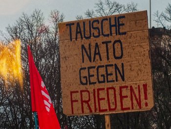 Plakat: „Tausche NATO gegen Frieden“
