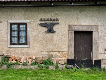 Vesec u Sobotky - Eingangstür zur Schmiede - 1754 gegründet