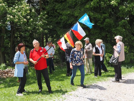 Fahnenträger mit der tschechischen, polnischen und deutschen Flagge und Friedensfahne