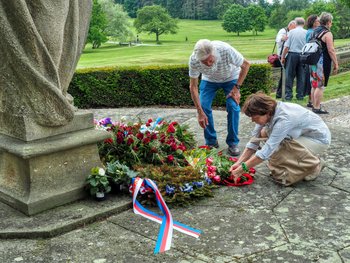 Niederlegen eines Blumengebindes am Denkmal „Lidicer Frau mit Rose“