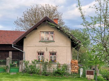 Vesec u Sobotky - Giebel eines gemauerten Hauses und blühende Obstbäume