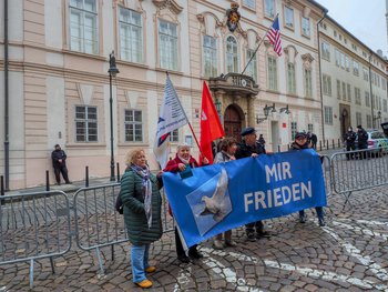 Mitglieder LAG Netzwerk EL mit dem Banner: „Frieden - Mír“ vor der US-Botschaft in Prag 