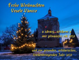 Peitzer Festungsturm mit einem Weihnachtsbaum am Abend und der Text:„Frohe Weihnachten und ein gesundes solidarisches und friedenbringendes Jahr 2023 - Veselé Vánoce a zdravý, solidarni a mir přinášejici rok 2023“