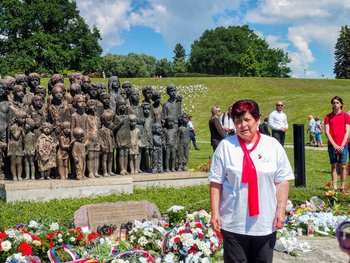 Die Vorsitzende des Klubs Linker Frauen spricht am Denkmal für die ermordeten Kinder