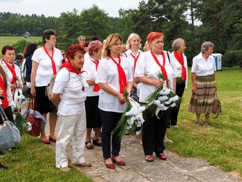 Frauen des Klubs Linker Frauen auf dem Weg zum Denkmal für die Kinder von Lidice